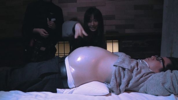 【写真を見る】勝手に家に上がり込んだ主人公らを咎めることなく、撮影の手助けをする松本