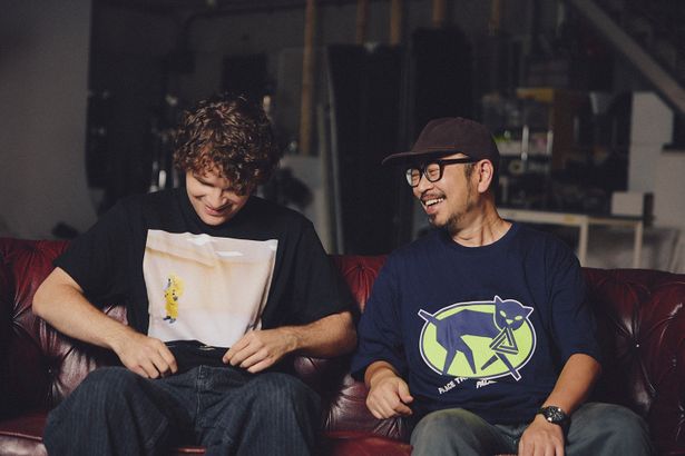 A24公認の『バックルームズ』日本オリジナルTシャツを着用してくれたケイン・パーソンズ監督