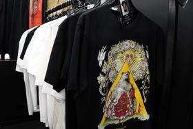 劇中でキーポイントとなる“熊”がシンボルとして描かれた、『ミッドサマー』のTシャツ