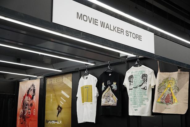 「MOVIE WALKER STORE」内の「A24 SHOP」ポップアップストアにずらりと注目グッズが並んだ