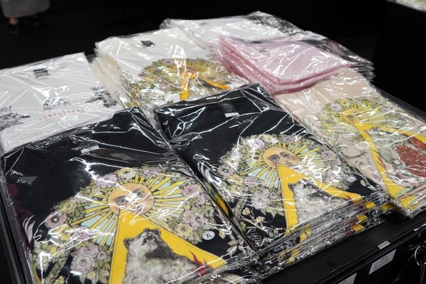 『ミッドサマー』のTシャツは、バニラホワイトとブラックの2パターンが用意されている