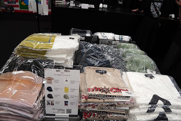 キャップやTシャツなど、A24の本国オリジナルグッズも販売している