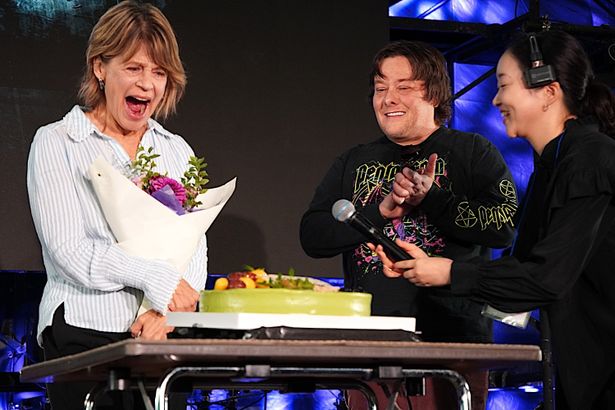 【写真を見る】リンダ・ハミルトン、サプライズの誕生日祝いにびっくり＆大喜び