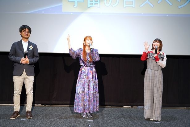 会場の子どもたちに話しかけながらトークを展開