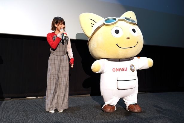 こてつくん(着ぐるみ)も体を揺らしながら会場を見渡す
