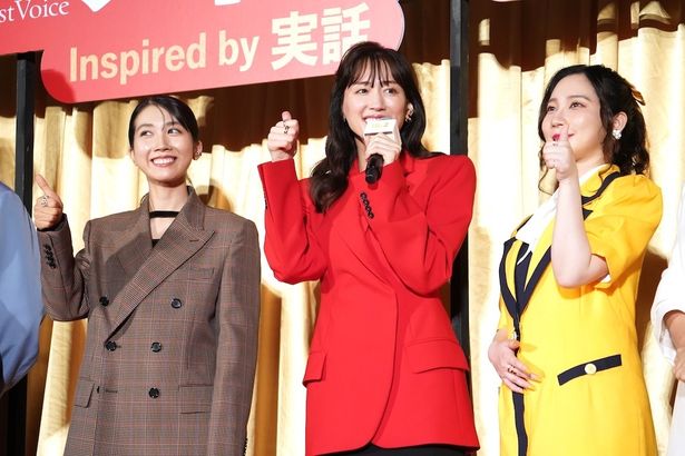 特効演出効果のかけ声も元気に揃う3人