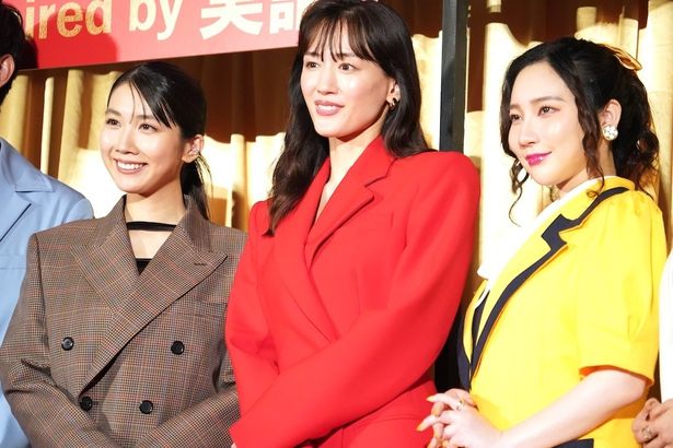 登壇者の衣装がステージを華やかに演出していた