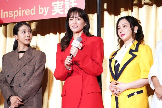 綾瀬のヘアスタイルが少し崩れていることに気づいた松本は…