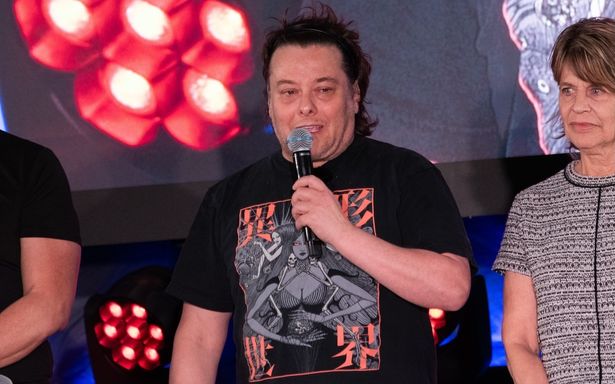 伊藤潤二作品のTシャツを着て、すっかり満喫した様子のエドワード・ファーロング