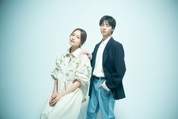【写真を見る】夫婦役を演じた川口春奈と高杉真宙。役さながらの絆を感じさせるツーショット