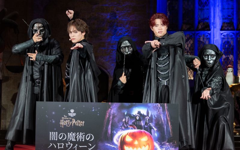 Travis Japanの松倉海斗＆吉澤閑也が“杖”を使ってパフォーマンス！スタジオツアー東京の特別企画「闇の魔術のハロウィーン」の見どころを紹介