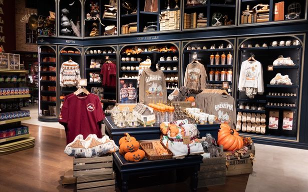 ショップにはハロウィーンの時期限定のアイテムも