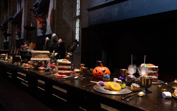 『ハリー・ポッターと賢者の石』のハロウィーンのシーンを思わせる豪華なごちそうも！