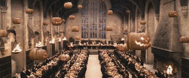 『ハリー・ポッターと賢者の石』では、ハロウィーンの楽しげな雰囲気がただよっていた大広間