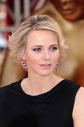 シャーリーズ・セロン似のシャルレーヌ公妃がイメチェン？