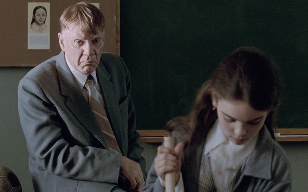 獲物を見つめるような視線の先には、いつも少女や少年たちの姿があった