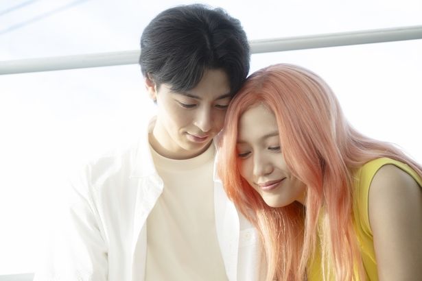 【写真を見る】眠る愛娘を優しく見守る和(川口春奈)と将一(高杉真宙)