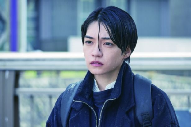 不幸続きの人生に絶望している大学生の佐倉真司(西畑大吾)