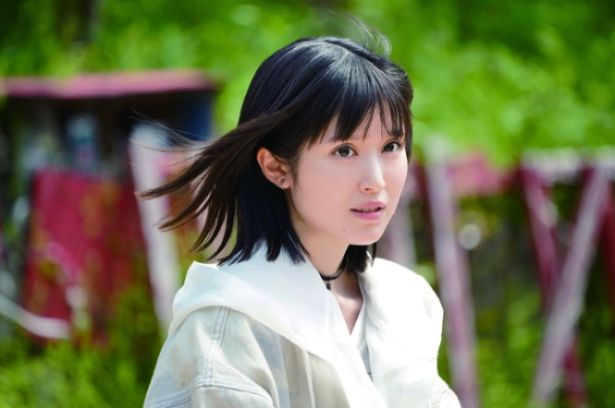 佐倉を死神バイトに勧誘する、不思議な雰囲気をまとった同級生の花森雪希(福本莉子)