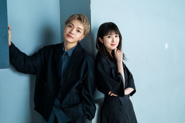【写真を見る】存在感に惹きつけられる…！西畑大吾＆福本莉子の“死神バディ”ショット