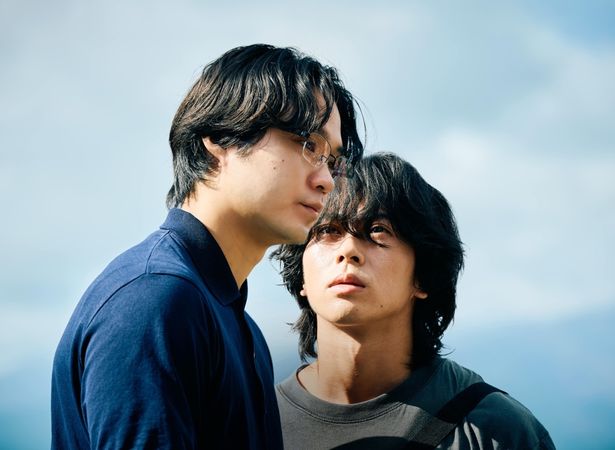 少年時代の無邪気な花火遊びがアパート全焼という悲劇を引き起こした幼馴染の龍之介(磯村)と拓海(末澤)