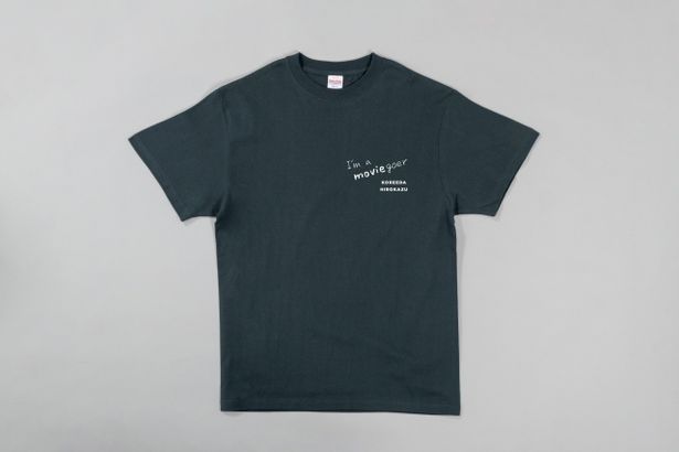 「I'm a moviegoer」クリエイターTシャツ「是枝裕和」(グレイッシュグリーン)5,500円(税込)