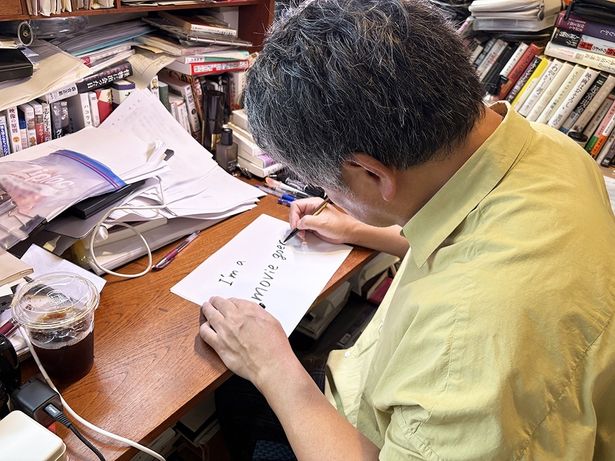 「I'm a moviegoer」のロゴを書く『ルックバック』の是枝裕和監督