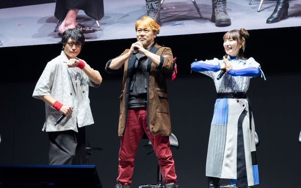 【写真を見る】高橋広樹、岸祐二、折笠富美子がおなじみのキャラクターをイメージした衣装で決めポーズ！