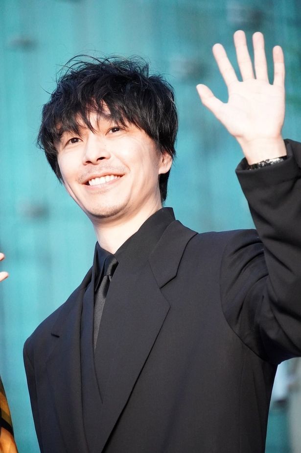 櫂と暁海が通う高校の化学教師、北原草介役の長谷川博己