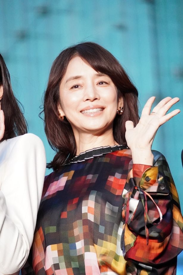 オートクチュールの刺繍家で暁海の父の不倫相手、林瞳子役の石田ゆり子