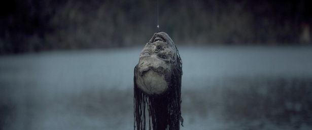 湖で釣りをしていた若者たちが、腐敗した死体の頭部を釣り上げてしまうところから物語が始まる