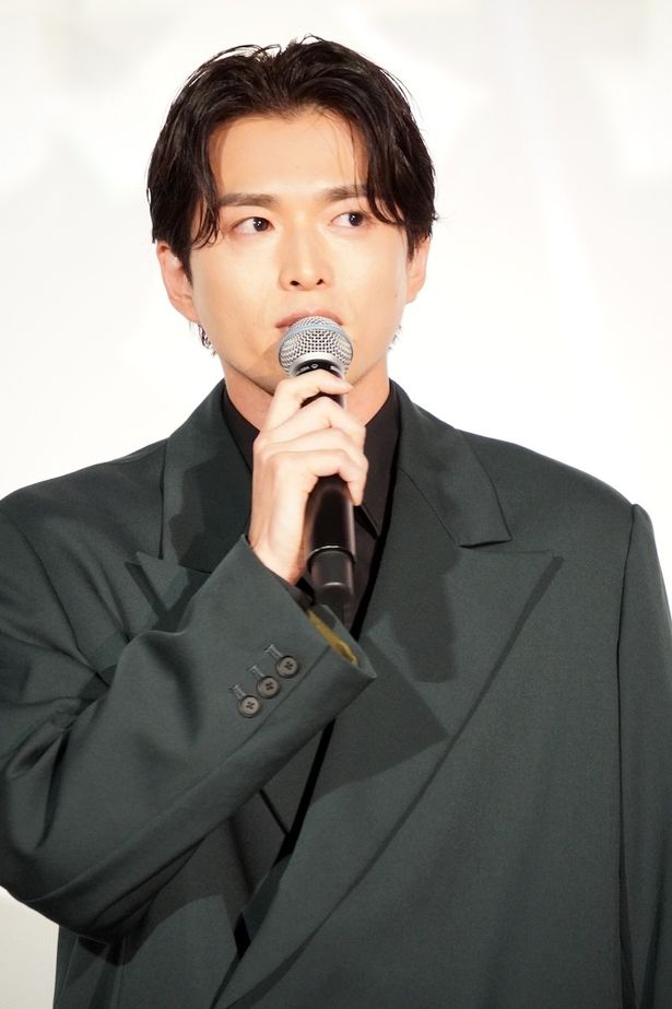美浦秋役の白洲迅