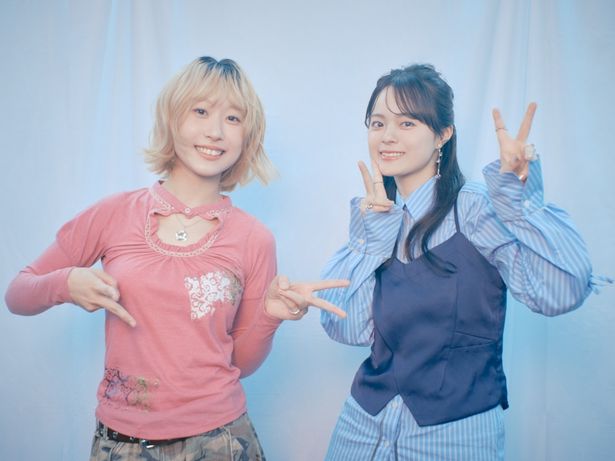 【写真を見る】永瀬アンナ＆とたが初対面！ちょい照れピースがかわいい