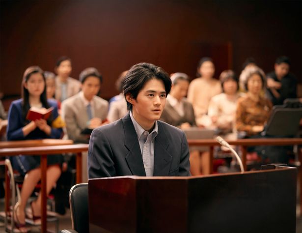 恵が勤めていた出版社でバイトをしており、彼女の証人として法廷に立つ吉井隆