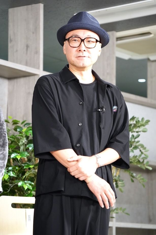 舞台を南の島に移したマッチングツアーの物語を作り上げた内田英治監督
