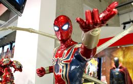 アイアンマンにプレゼントされたスーツに身を包んだスパイダーマン
