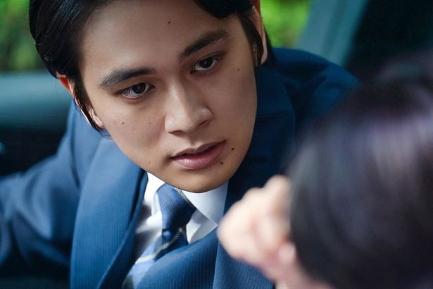 【写真を見る】表情一つ変えず目がいっさい笑わない北村匠海が怖すぎる…