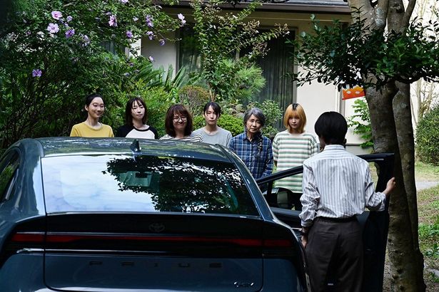 シェルターを訪れた薫を歓迎する女性たち
