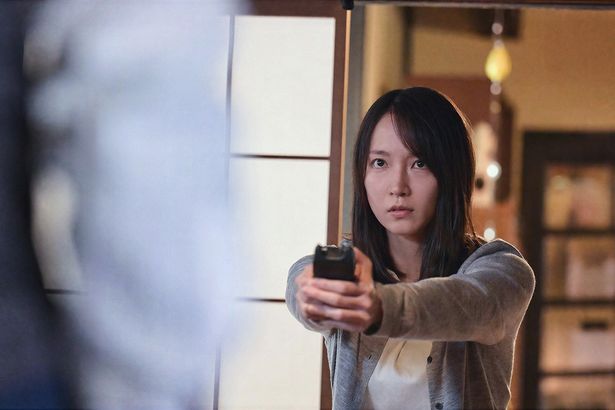 恐怖の源泉である晋一にスタンガンを向ける紀子