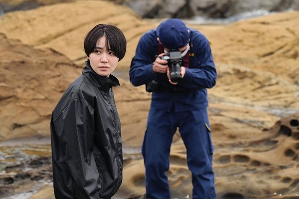 海岸で発見された女性の遺体に違和感を覚え、一人で調べ始める刑事の薫