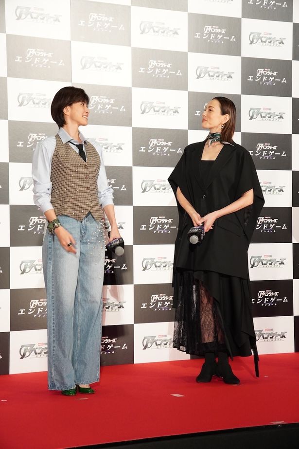 【写真を見る】米倉涼子は黒を基調としたエレガントなドレス、内田有紀はジーンスタイルで登場！