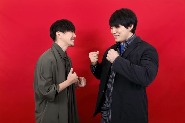 【写真を見る】終始笑顔！成宮寛貴×青木マッチョのほっこりショットを撮り下ろし