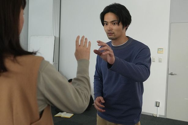 IT企業に勤める演技未経験者の夛田がオーディションで主演に抜擢される