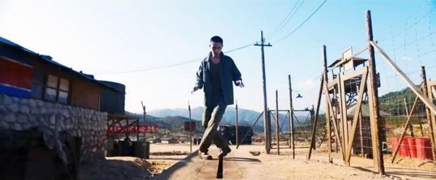 ヒットナンバーに乗せたD.O.(EXO)の華麗なタップダンスが炸裂した(『スウィング・キッズ』)