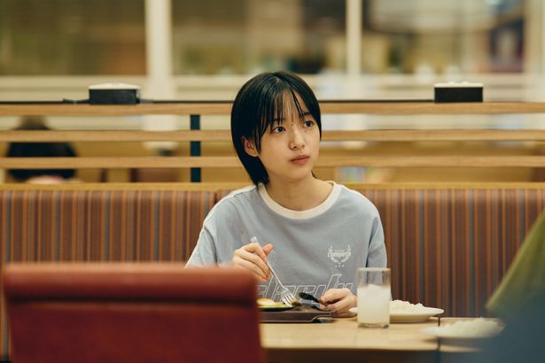 早瀬憩演じる娘のひかりは、高校受験に悩む15歳