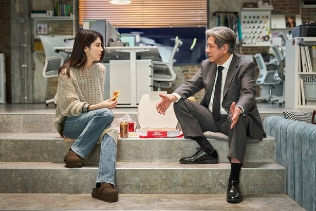 30代のCEOソヌ(ハン・ソヒ)を支える、社会人歴30年のベテラン、ギホ(チェ・ミンシク)