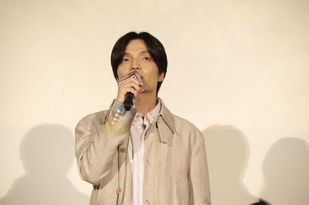 サプライズで登場した子役キャストに感謝を述べた暁太郎役の岡山天音