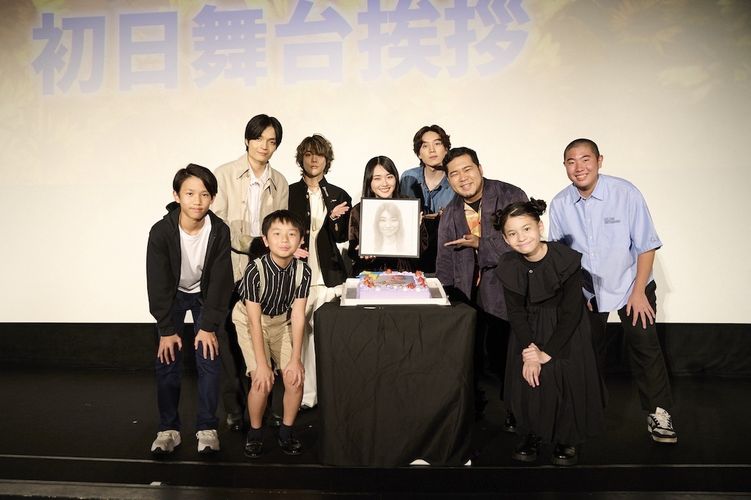 櫻坂46山崎天がバースデーサプライズに感激！『我々は宇宙人』初日舞台挨拶にキャスト陣が大集合