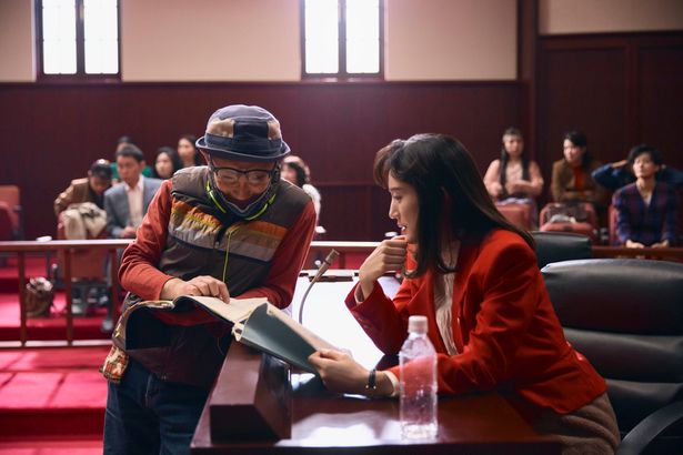 【写真を見る】真っ赤なボディコンスーツに身を包んだ朝日弁護士(綾瀬はるか)