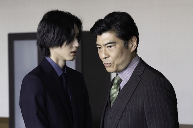奏多を大学に送り込む張本人である警視庁公安部長役を、高嶋政宏が演じている(「高」は、はしごだかが正式表記)